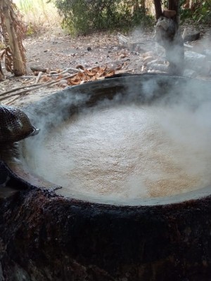 Cocción del 'guarapo' que luego se transformará en raspadura.