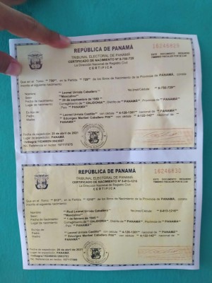Moncada muestra las copias de los certificados de nacimiento del juez, Raúl Urriola y el fiscal Leonel Urriola.