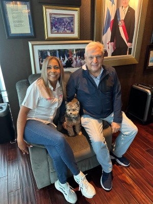 La diputada y precandidata presidencial por CD, Yanibel Ábrego junto al candidato presidencial por RM, Ricardo Martinelli