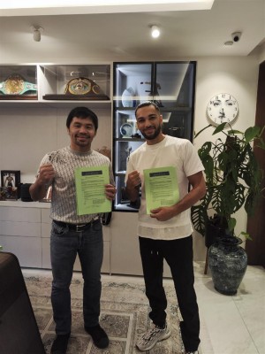 El boxeador filipino Manny Pacquiao y el púgil galo Jaber Zayani posan con el contrato para el combate que está previsto se dispute en Arabia Saudí a principios de 2023