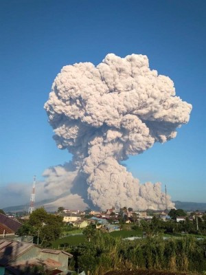 Espectacular columna de cenizas del volcán Sinabung