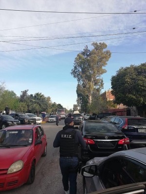 Miembro de la Unidad de Reacción e Investigación Criminal, se aproxima al colegio Cervantes, donde se suscito una balacera en su interior en la ciudad de Torreón en el estado de Coahuila (México).