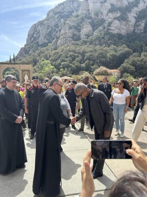 El expresidente de Estados Unidos Barack Obama (d) saluda al Padre Manel Gasch i Hurios (c), abad de Montserrat,