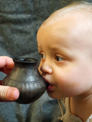 Los bebes en época prehistórica eran alimentados con leche de animales para lo que se usaban unos recipientes de arcilla que serían los equivalentes a los biberones modernos, según un estudio que publica este miércoles la revista Nature