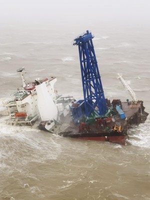 Al menos 27 desaparecidos tras hundirse buque grúa por tifón en sur de China
