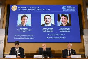 El presidente del Comité del Premio Nobel de Química, Heiner Linke; el secretario general de la Real Academia Sueca de Ciencias, Hans Ellegren, y el miembro del Comité del Premio Nobel de Química, Johan Aqvist.