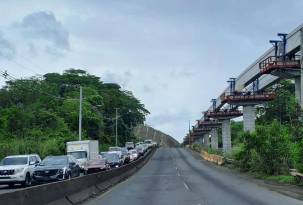 Imagen de la la carretera Panamericana donde se muestran pilastras de la Línea 3 del Metro.