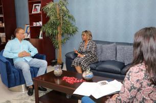 La viceministra de Salud, Ivette Berrío, reunida con el representante de Pueblo Nuevo, Carlos “Tito” Lee.