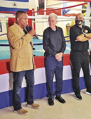 El panameño Rodolfo Aguilar agradece su inclusión en el Salón de la Fama del boxeo de Florida.