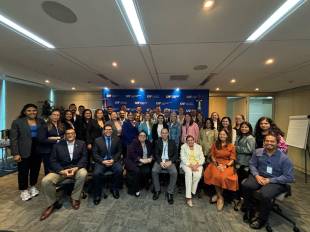 El evento tuvo lugar en las oficinas del Banco de Desarrollo para América Latina y el Caribe (CAF), y reunió a representantes de instituciones gubernamentales, sector privado, sociedad civil y organismos internacionales.