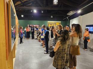 Adriana Lewis de vallarino habla sobre su obra en el encuentro Mujeres Tranformadoras.