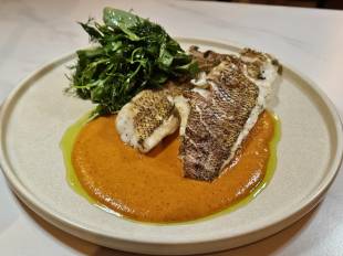 Pesca del día con salsa romesco.