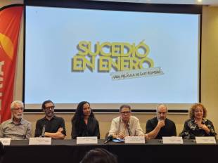 Mesa principal en la conferencia de prensa de Sucedió en enero.