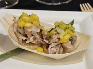 Tortillita de yuca asada, pork loin estilo jamón panameño glaseado en piña y miel, toque de queso de cabra fresco y salsa de piña con hierbas panameñas.