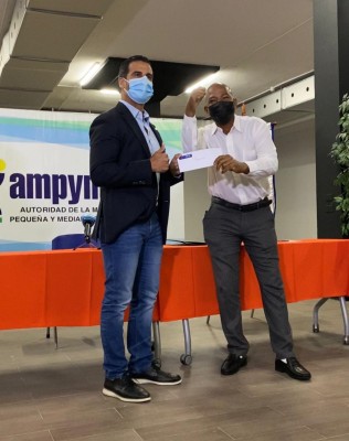 El director de la Ampyme, Oscar Ramos, entrega el Capital Semilla a los nuevos emprendedores.