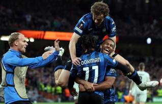 Equipo del Atalanta celebrando uno de los goles de Ademola Lookman.