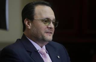El ministro de Comercio e Industria, Julio Moltó, habla durante una entrevista con EFE el, 10 de julio de 2024, en ciudad de Panamá.