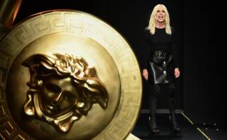 Vitale tomó el relevo de Donatella Versace, catapultada al frente de la dirección creativa de la marca en 1997.