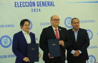 El acuerdo fue firmado por Publio De Gracia, director de la DGI, y Alfredo Juncá, magistrado presidente del TE.