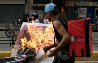 En la tarde de este lunes cientos de venezolanos se han manifestado en Caracas contra la proclamación de Nicolás Maduro.