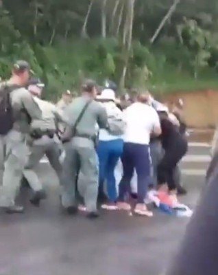 Los agentes de la Policía Nacional de Panamá llegaron a despejar una de las vías afectadas por la presencia de manifestantes.