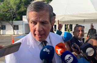 Várela durante su llegada a la instalación de la Asamblea Nacional.