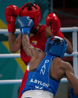La boxeadora panameña Atheyna Bylon (azul).