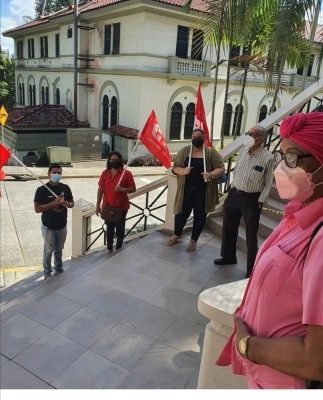 Representantes del gremio sindical de trabajadores en el Órgano Judicial interponiendo la demanda.