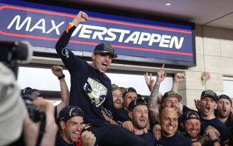 El neerlandés Max Verstappen (Red Bull), celebra su tercer título de campeón del mundo de F1.