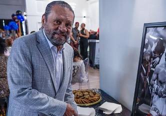 Roberto Durán festeja con sus seres queridos.