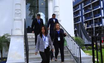 Equipo legal del Ministerio de Educación sale de la Procuraduría General de la Nación.