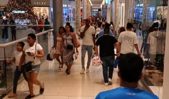 Los panameños realizan compras de fin de año con el pago de la quincena y décimo tercer mes e impacta positivamente el crecimiento económico nacional.