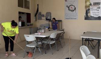 Migrantes realizan labores de limpieza en el albergue 'Vida' este sábado, en Ciudad Juárez (México).