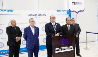 Al acto de presentación asistieron los tres magistrados del Tribunal Electoral.