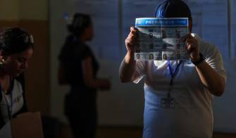 Conteo de votos en un centro de votación este domingo 5 de mayo.