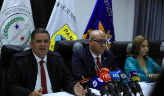 Conferencia de prensa en el Ministerio de Seguridad, en donde estuvieron presentes el ministro de Seguridad, Juan Manuel Pino; el fiscal Emeldo Marquez y la directora y subdirectora de Migración, Samira Gozaine y Maria Isabel Saravia.