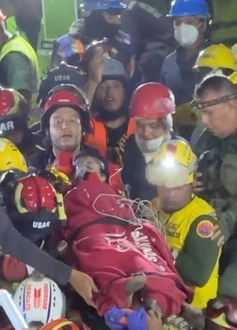 Tras permanecer seis días bajo los restos de un edificio colapsado, Klieber Morán fue encontrado con vida por un equipo internacional de rescatistas.