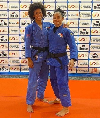 Judocas panameñas Miryam Roper (i) y Kristine Jiménez (d)