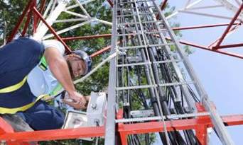 Momentos en que el técnico José Cerrud instala accesorios en una de las torres.