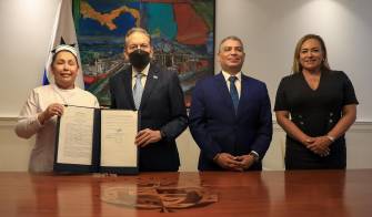 De izquierda a derecha: La jefa nacional de Enfermería, Eusebia Calderón de Copete, Cortizo, Sucre y Ruiz.