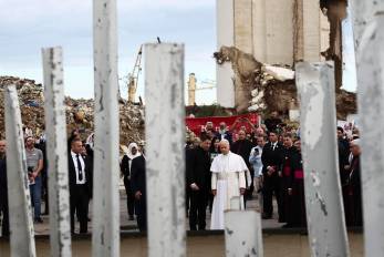 El papa León XIV reza en silencio en el lugar de la explosión en el puerto de Beirut de agosto de 2020, durante su primer viaje apostólico, en Beirut, Líbano, el 2 de diciembre de 2025. EFE/EPA/YARA NARDI / POOL