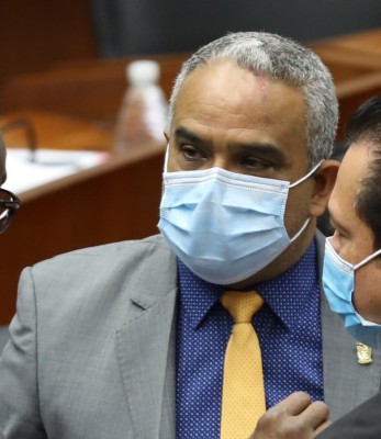 Aunque presentaba una pequeña herida en la parte superior de la frente, el diputado López no negó ni afirmó la supuesta agresión física de Salazar en su contra.