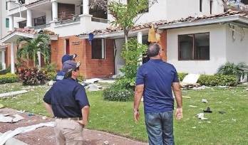 Inspección de los daños causados por la explosión.