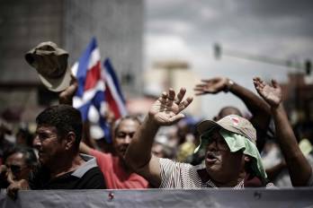 Personas participan de una manifestación de diversos sectores productivos este miércoles, en San José (Costa Rica).