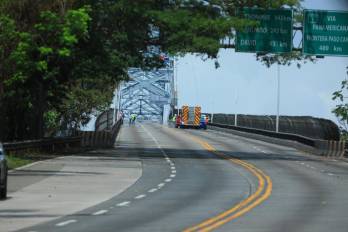 El puente de las Américas de Panamá fue cerrado temporalmente el lunes 6 de abril luego de que un camión cisterna se incendiara bajo la estructura.