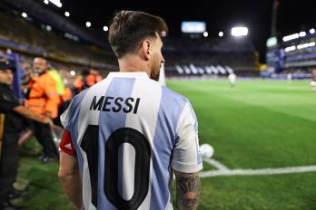 Fotografía de archivo en donde se observa al futbolista argentino Lionel Messi en el estadio La Bombonera, en Buenos Aires (Argentina).