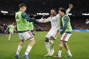 El delantero francés del Real Madrid Kylian Mbappé celebra el segundo gol de su equipo ante el FC Barcelona.