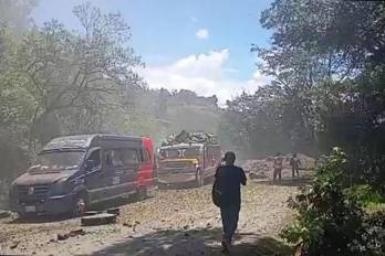 Fotografía tomada a través de rastreo de redes que muestra vehículos afectados tras un atentado terrorista que destruyó este sábado un tramo de la Vía Panamericana.