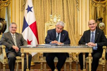 José Raúl Mulino (c) sancionó este lunes la Ley 546, acompañado por los ministros Juan Carlos Orillac (i), de la Presidencia, y Felipe Chapman (d), de Economía y Finanzas.