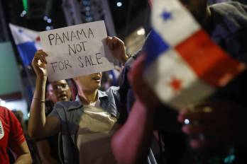 Una mujer sostiene un cartel durante una manifestación este martes, en Ciudad de Panamá (Panamá).